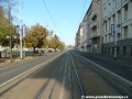 Přímý úsek tramvajové tratě na Rašínově nábřeží tvořený velkoplošnými panely BKV.