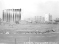 Zatím pouhé staveniště, v němž jen uválcovaná část zeminy dává tušit, kdeže budou ležet koleje vznikající smyčky Sídliště Řepy | 15.4.1988