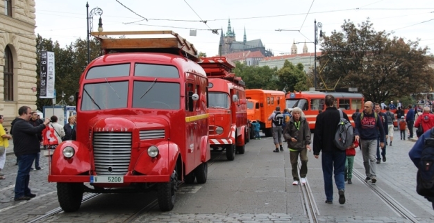 Součástí tramvajového průvodu byly také montážní vozy Praga RN, Mercedes, Škoda 706 RT a Praga V3S. | 20.9.2015