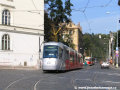 Vůz 14T ev.č.9120 projíždí u příležitosti Dne otevřených dveří Dopravního podniku Praha v průvodu tramvají křižovatkou horní Klárov | 22.9.2007
