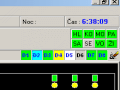 Výřez části hlavního okna systému Doris. Čtverečky označené D1-D8 zobrazují aktuálně připojená pracoviště dispečerů k vysílačce. Azurová barva v poli D2 znamená, že zástupce vedoucího směny edituje textovou informaci o mimořádné události, žlutá barva v poli D4 znamená, že dopravní dispečer hovoří s řidičem nějakého vlaku v síti, bílá barva v poli D5 pak podává informaci o tom, že vlakový dispečer hovoří s řidičem vlaku a zároveň edituje informaci o mimořádné události.