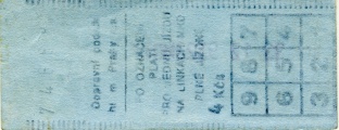 Při tisku na modrý papír byly nešvary automatů Merona ještě výraznější. Jízdenka se špatně čitelným textem pochází z roku 1993.