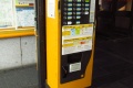 Automaty Mikroelektronika AVJ 24E umístěné na stojanech původních automatů Merona ve vestibulu stanic metra.