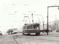 Vůz T1 neznámého ev.č. vypravený na linku 26 vyčkává u křižovatky Želivského na signál volno. Kromě samotně tramvaje nás jistě zaujmě i nasnímku patrná ještě funkční střední kolej v tramvajové zastávce Želivského... | cca 1982