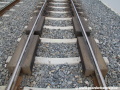 Kolejnicové mazníky v otevřeném svršku na mostní estakádě u zastávky Nádraží Modřany. | 22.4.2012