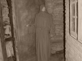 Mnicha v kápi u schodů netřeba se bát, zabil Helmbrechtnici.
