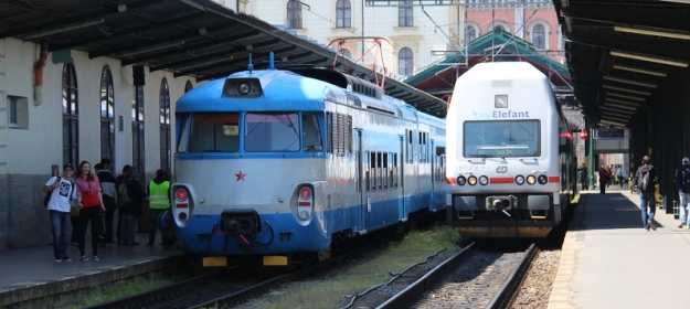Jednotka 451.046-7+451.045-9 na Masarykově nádraží ve společnosti jednotky 971.012-0+471.012-5. | 26.4.2014