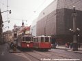 V roce 1992 ještě jezdily dvě historické linky. Na snímku se u budovy nové scény národního divadla potkaly soupravy linek 91 (vozy ev.č.349+1200) a 92 (vozy ev.č.2110+1562) | 1.5.1997