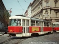 Pokračující výluka Karlova náměstí přivedla pravidelný provoz tramvají na Zvonařku, kde byla zachycena při couvání souprava Pankráckých T3 ev.č.6356+6355. Vůz ev.č.6355 byl dosud vybaven původním typem dveří a okny s tlustými dělícími rámečky | 27.8.1997