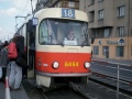 Na Hradčanské byla vyfotografována souprava vozů T3 ev.č.6464+6463 na lince 18, vypravená z vozovny Pankrác | 17.4.1998
