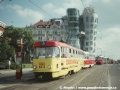 Porovnání designu tramvaje T3 a tzv. Tančícího domu na Jiráskově náměstí. Na snímku je souprava vozů ev.č.6513+6512 na lince 6, odkloněné kvůli výluce na Karlově náměstí | 6.8.1997