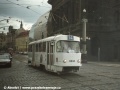 Žižkovská sólo T3 ev.č.6634 s reklamou na Siemens projíždí křižovatkou Národní divadlo na odkloněné lince 14. Tahle bílá reklama byla v roce 1997 na mnoha soupravách, vozy se lišily jen provedením obrázků na boku | 1.8.1997