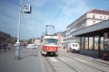 Cestování po Nádražní ulici u budoucí smyčky zakončíme v zastávce Smíchovské nádraží, kde je nejzajímavější fakt, že před realizací smyčky zde nebyl zřízen přechod pro chodce směrem k výpravní budově železniční stanice. Společnost nám na snímku dělá konečně na lince 12 také souprava tramvají typu T3 – a to stálá kobyliská dvojice #6882+6881. | 10.9.1998