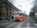 Linka 25 jezdila pravidelně do Podbaby. Na snímku je vyfotografována souprava vozů T3 ev.č.6884+6869 na zastávce Lotyšská ve směru z centra | 17.4.1998