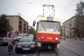 Posledním snímkem zavítáme na sídliště Petřiny, na křižovatku u zastávky Větrník. Zde se přihodila klasická nehoda tramvaje s automobilem odbočujícím vlevo. Aktéry byl vůz T3SUCS #7150 z vozovny Vokovice (prakticky stálý vůz linky 2) a osobní automobil značky Audi.| 2.9.1998