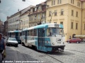 Jiná tradiční vokovická dvaadvacítka na Malostranské náměstí přijíždí – souprava vozů T3SUCS ev.č.7192+7193 s reklamou na pojišťovnu Victoria. | 16.7.1998