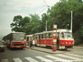 Další snímek ze zastávky Moráň přináší setkání tramvaje T3SUCS ev.č.7284+7285 na lince 16 a autobusu ev.č.5515 na lince 176. Zatímco tramvaj by zde mohla jet i dnes úplně stejná, autobus by dnes byl velmi pravděpodobně nízkopodlažní | 15.7.1997