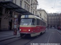 Vůz T3M ev.č.8030 ještě pevnou kabinu nemá a nikdy ji nedostane, zatím však může jezdit jako čelní, respektive jako sólo i se starou kabinkou. Na snímku z Masarykova nádraží jede na lince č. 5 ve směru k Vozovně Kobylisy. | 25.8.1998