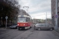 Tramvaj T3M2-DVC #8080 zahajuje manévr výjezdu ze smyčky Harfa, právě vjel z ulice U Harfy do krátké uličky jménem Čerpadlová. Již v 90. letech se zde tramvaje proplétaly mezi zaparkovanými auty. | 24.10.1998