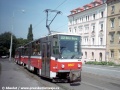 Přestože z minulých snímků by se mohlo zdát, že tramvaje typu T6A5 v srpnu 1998 vůbec nejezdily, nebylo tomu tak. Některé vozy T6A5 byly z Motola během výluky přemístěny do vozovny Vokovice, odkud byly vypravovány nezvykle na linku 22. Na Pohořelci byla vyfotografována souprava vozů ev.č.8667+8668. | 11.8.1998