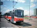 Rovněž z vozovny Žižkov pochází souprava vozů T6A5 ev.č.8749+8750, vyfotografovaná na lince 9 na smyčce Sídliště Řepy | 27.5.1998