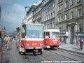 V další etapě výluky křižovatky Anděl byly na linku 4 nasazeny tramvaje typu KT8D5 vypravované motolskou vozovnou. Na snímku ze zastávky I. P. Pavlova míjí vůz KT8D5 ev.č.9037 na lince 4 soupravu T3SUCS ev.č.7048+7049 na lince 22. | 24.7.1998