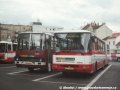 Dvě generace autobusů. Ikarus 280 ev.č.4410 se setkal s Karosou B941 ev.č.6178 v autobusovém obratišti Palmovka. Oba autobusy jsou vypraveny na linku 187 | 1.7.1997