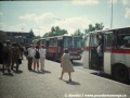 Ruch u Hlavního nádraží. Přijely sem dva autobusy zároveň a cestující míří k nepoužívanému špinavému vstupu do podchodu. Na snímku je řepský Ikarus 280 ev.č.4513 | 6.8.1997