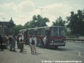 Ještě jeden pohled na Ikarus ev.č.4513 na Hlavním nádraží. Starší cestující na snímku byli očividně zmateni | 6.8.1997