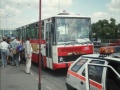 Zastávkový sloupek náhradní dopravy na magistrále. Cestující právě nastupují do autobusu ev.č.7206 na lince X-C. Vůz není označen, neboť řidič zřejmě neměl křídu | 6.8.1997
