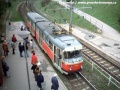 Při číhání na soupravu T2 se podařilo vyfotografovat na zastávce Běloruská z nadhledu také tramvaj K2 ev.č.1098 na lince 5 | 18.4.1998