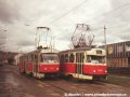 Setkání vozu K2 ev.č.1113 na lince 3 a T2 ev.č.1450 na služební jízdě ve smyčce Komín. Zatímco klasické vozy K2 ještě v Brně potkáme, typ T2 dojezdil v prosinci 1998 | 29.3.1997