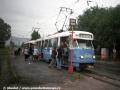 Pohled na zastávky ve výhybně Dolní Hanychov, souprava T2R ev.č.24+25 směřuje do centra. | 26.8.1998
