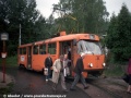 Klasický snímek z posledního dne provozu do Horního Hanychova. Do výstupní zastávky posunuté do běžné nástupní přijela tramvaj (T3 ev.č.47) a lid ji zepředu obchází. | 26.8.1998