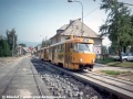 Mezi zastávkami Janův Důl a Kubelíkova jede souprava T3SUCS ev.č.74+75 po provizorní trati ve směru z centra. Komunikace byla v této době průjezdná pouze pro tramvaje a dopravní obsluhu. | 18.8.1998