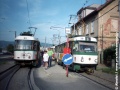 V provizorní výhybně Kubelíkova se křižují soupravy T3M ev.č.59+83 (do centra) a T3 ev.č.38+43 (z centra). | 18.8.1998