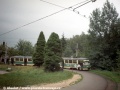 S tratí do Horního Hanychova se rozloučíme širším pohledem na část smyčky Horní Hanychov, do které právě přijela souprava T2R ev.č.21+20 a zastavila v běžné výstupní zastávce. | 26.8.1998