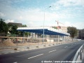 Na podzim 1998 se plánovalo prodloužení metra B z Českomoravské na Černý most. V této souvislosti probíhala v létě 1998 řada stavebních úprav na povrchu. Na snímku jsou vznikající přístřešky a zastávky autobusů u budoucí stanice Vysočanská. | 16.7.1998