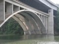 Čtyři klenební pásy se středového obloukového pole původního mostu se tyčí nad hladinou Želivky. | 22.5.2011