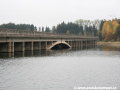 Středový oblouk mostu čněl několik desítek metrů nad údolím, zatopený ukazuje stydlivě jen svůj vrchol | 24.10.2008