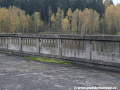 Dokončené betonové zábradlí v pohledu proti toku proudu někdejšího potoka | 24.10.2008