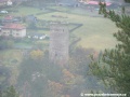 Zřícenina hradu Žebrák, skrývající se v kouřovém oparu v pohledu od hradu Točník | 28.10.2008