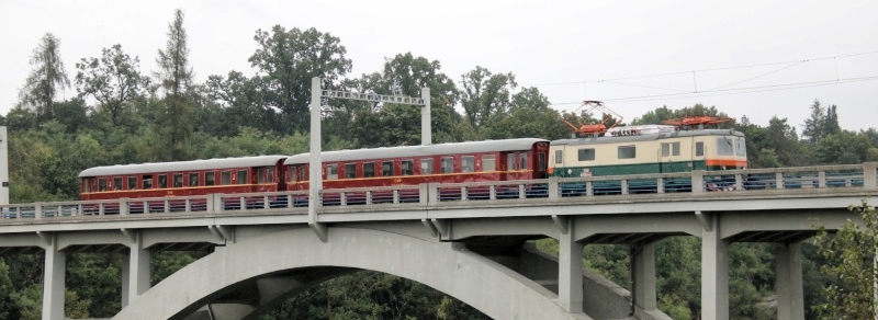 Osobní vlak vedený muzejní lokomotivou E422.0003 (100.003) s osobními vozy Bnp 89-00 383-2 a Bnp 89-00 284-2 překonává železobetonový most Bechyňská ducha ve směru k Táboru. | 16.9.2017