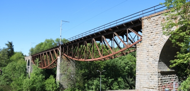 Největším stavebním objektem celé trasy je přemostění údolí řeky Lužnice v Táboře. Most je 174 metrů dlouhý v nejvyšším bodě 20 metrů nad hladinou řeky. Má tři klenuté otvory ve zdivu a dvě parabolické kovové konstrukce o délce 36 a 60 metrů. | 7.5.2018