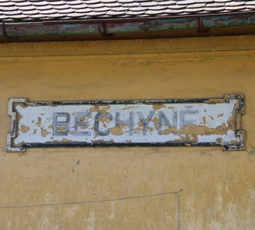 I po takřka sto letech je na fasádě viditelné jasné znamení, že budova byla nádražím. Vítejte, nádraží Bechyně. | 7.5.2018