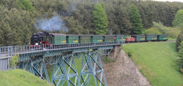 Osobní vlak vedený parní lokomotivou 99 1741-0 z roku 1928 překonává 110 m dlouhý a 23 m vysoký viadukt Hüttenbach před cílovou stanicí Oberwiesenthal. | 30.5.2015