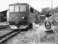 Motorové lokomotivy T 47.020 a T 47.008 odstávají čtyři roky po zastavení provozu Heřmaničky ve frýdlantském depu, na opravu a převoz do Jindřichova Hradce budou čekat ještě rok... | 1.9.1980
