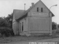 Budova zastávky Kunratice u Frýdlantu v pohledu od opuštěného kolejiště Heřmaničky | 25.7.1987