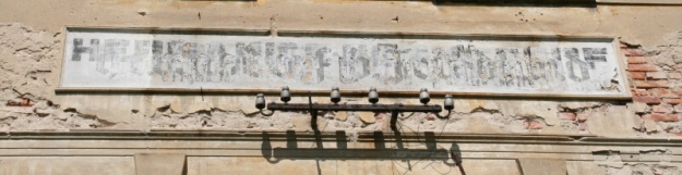 Za existenci nádraží v Heřmanicích několikrát změnilo své jméno i typ písma, jímž byla budova označena, zub času postupně odkrývá jednotlivé vrstvy. | 5.5.2011