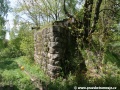 Pohled na zbytky mostu frýdlantské větve Heřmaničky v podobě zachovalých podpěrných pilířů v náspu. | 5.5.2011